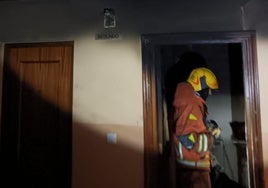 Bomberos trabajan en la extinción del incendio.