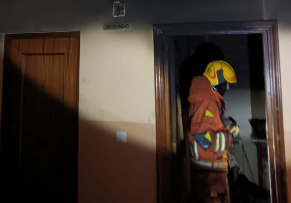 Bomberos trabajan en la extinción del incendio.