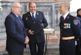 Fernández Bolaño, a la derecha, durante su etapa como jefe de la Policía Local de Caravaca (Murcia), junto a otro mando policial y el exalcalde Domingo Aranda.