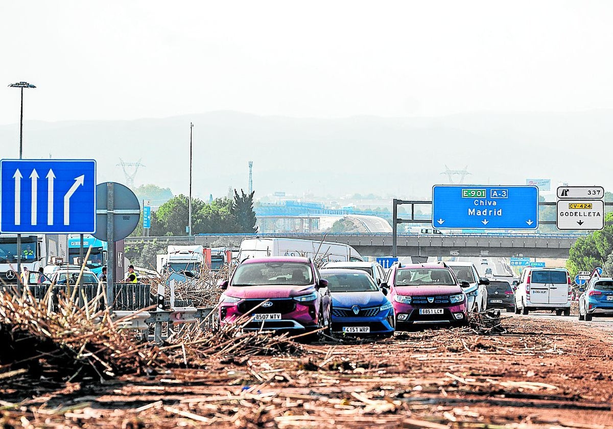 Coches siniestrados por la riada en la A-3.