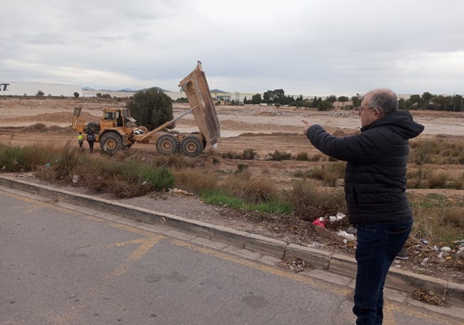 Ernesto Martínez señala la zona donde las máquinas desenterraron varios coches.