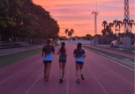 Atletas femeninas del Club de Atletismo L'Eliana preparando la temporada