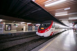 Tren en la estación de Gandia.