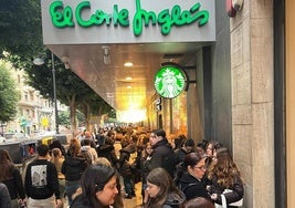 Los lectores de Joana Marcús, este miércoles en El Corte Inglés de Colón de Valencia.