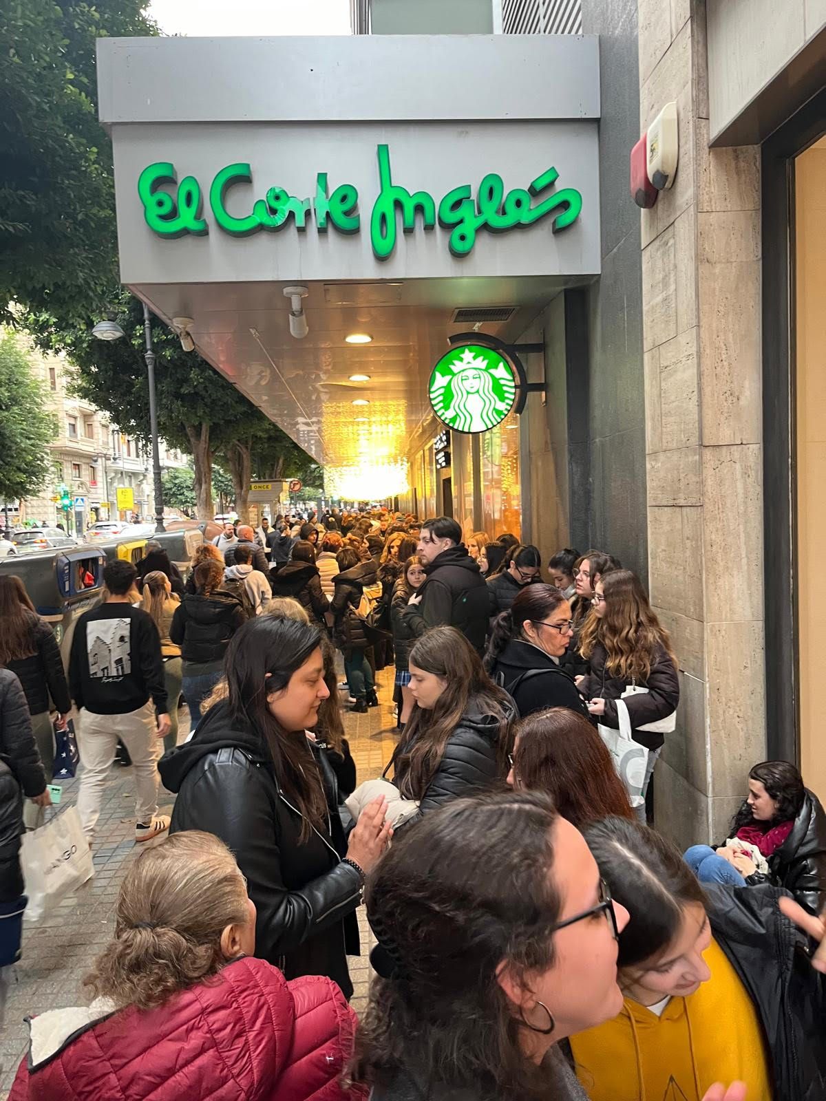 Los lectores de Joana Marcús, este miércoles en El Corte Inglés de Colón de Valencia.