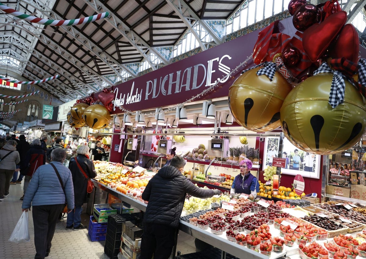 Imagen secundaria 1 - Decoración navideña en el interior y exterior del Mercado Central de Valencia,