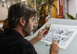 Paco Roca, en su estudio dibujando.