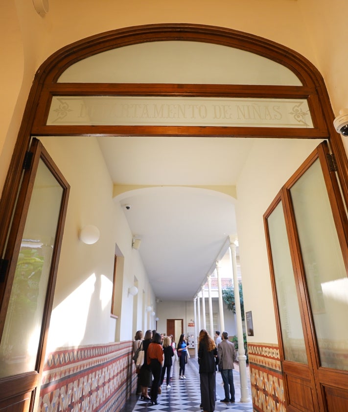 Imagen secundaria 2 - El edificio de Valencia con más cerámica de Nolla