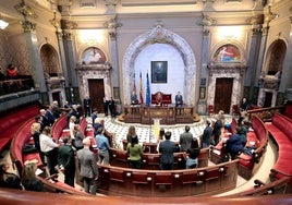 Minuto de silencio en memoria de las víctimas de la DANA, en el último pleno del Ayuntamiento de Valencia.