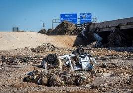 Un vehículo siniestrado en la A-3 tras el paso de la riada.