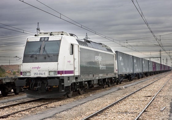 Uno de los trenes de mercancías que opera entre el puerto de Valencia y Madrid.