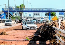 Vehículos siniestrados por la riada en la A-3.