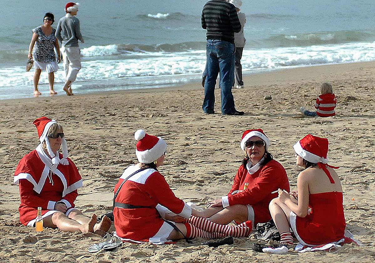 Turistas vestidas de Papá Noel en la playa de Benidorm. Imagen de archivo.