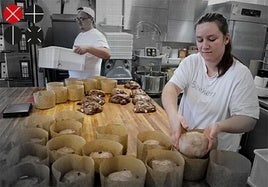 Raquel y Luis López Van Beek, preparando los panetones en su obrador de Dénia.