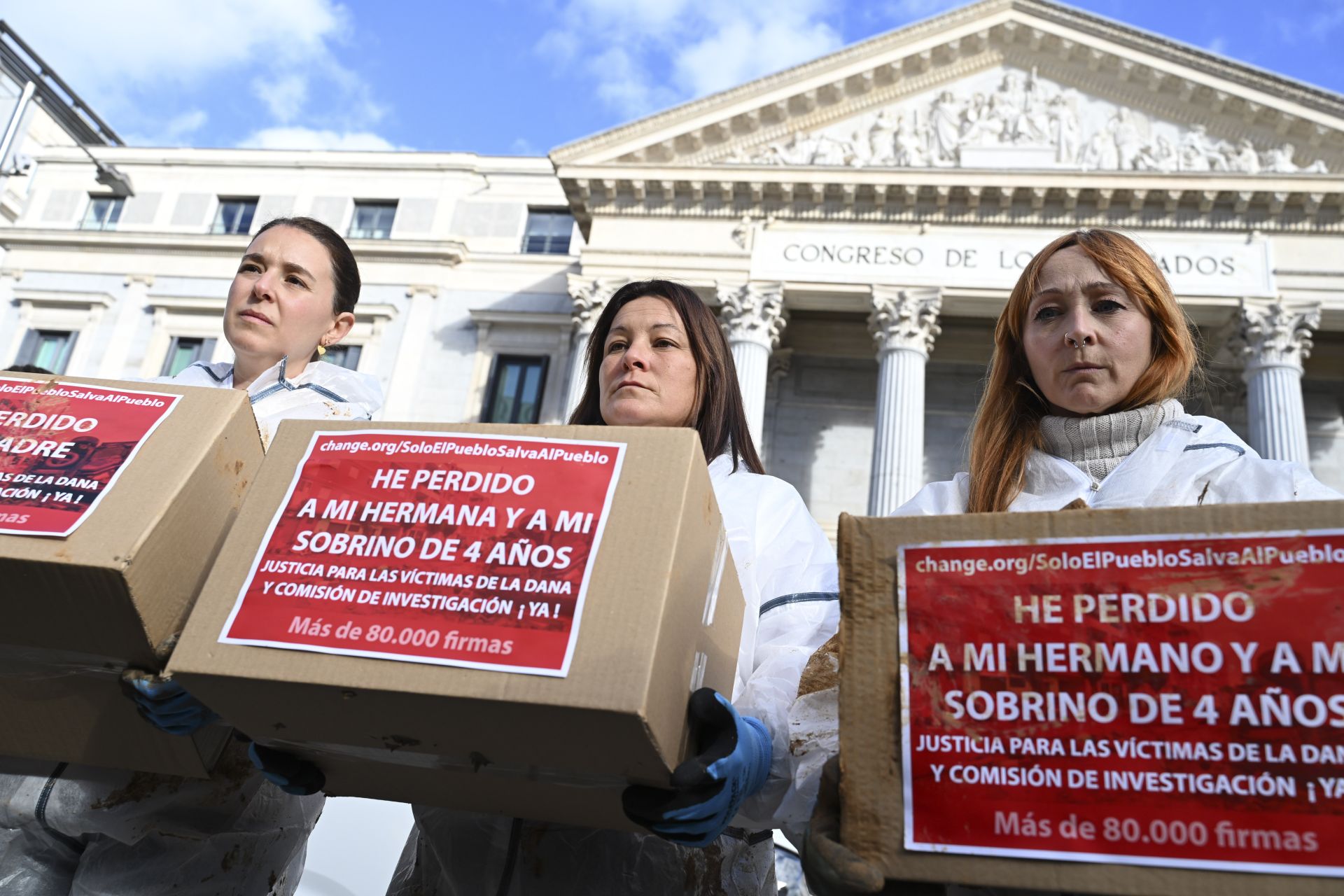 Familiares de víctimas de la Dana presentan 65.000 firmas en el Congreso de los Diputados