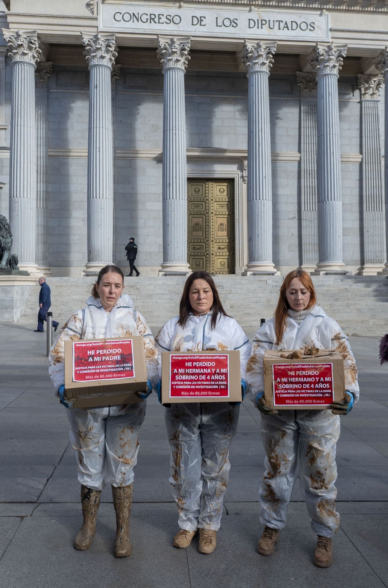 Familiares de víctimas de la Dana presentan 65.000 firmas en el Congreso de los Diputados