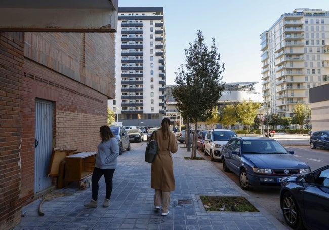 En la avenida Alcalde Gisbert Rico, paralela a la calle Ángel Villena, también confluyen los dos ambientes.