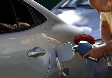 El precio de la gasolina da un giro antes de Navidad y se desmarca de la subida del diésel