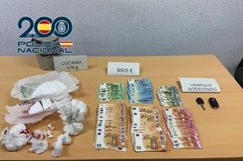 Cocaína y dinero incautado por la Policía Nacional.