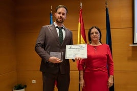 Momento de la entrega del premio.