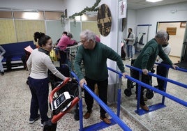 La fisio junto a varios pacientes en la Asociación de Esclerosis Múltiple de la Comunitat.