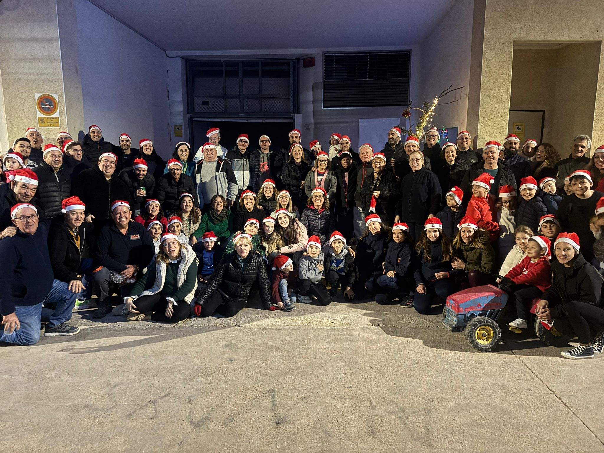 Vecinos de Guadassuar se unen para decorar su calle en Navidad.