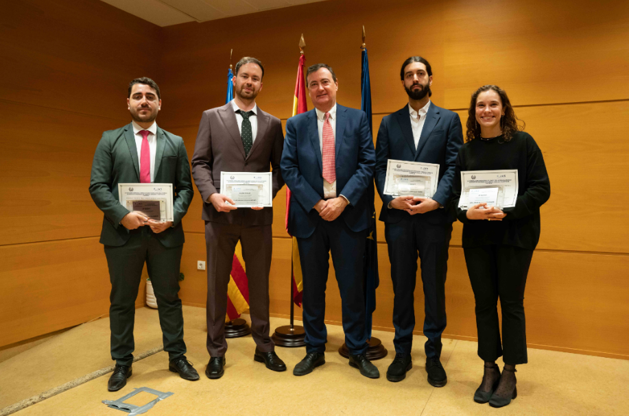 Director de la ETSICCP Eugenio Pellicer junto con alumnado premiado con los Premios FJAS