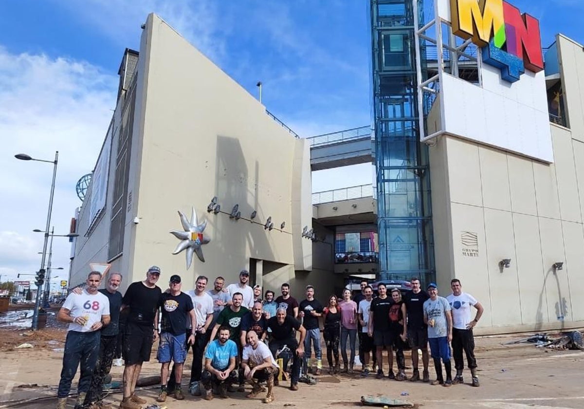 La familia de los veteranos del Valencia Basket, tras una jornada de trabajo de limpieza en el MN4.