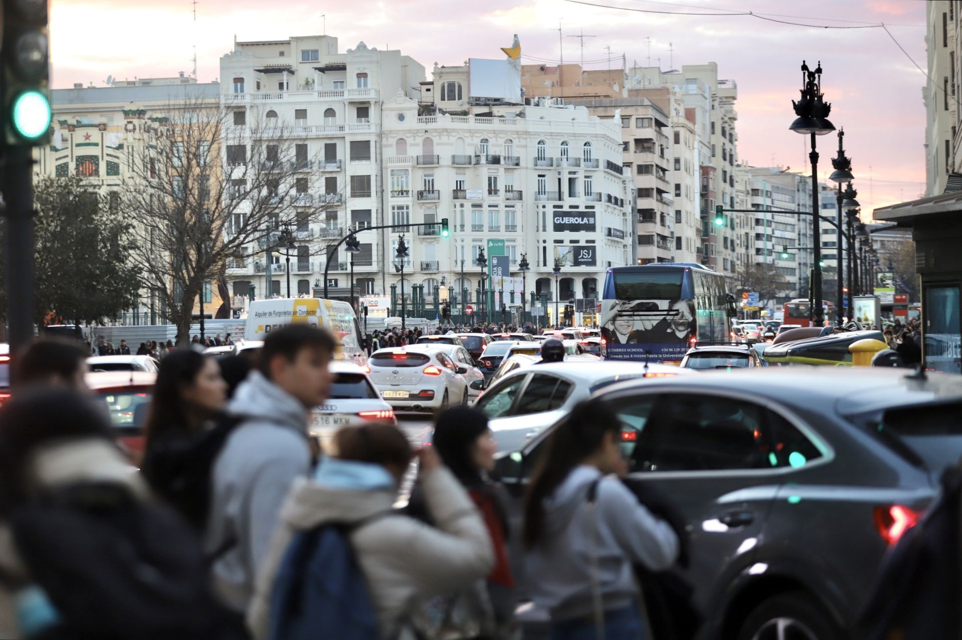 Colapso y cortes de tráfico en las calles del centro de Valencia este viernes