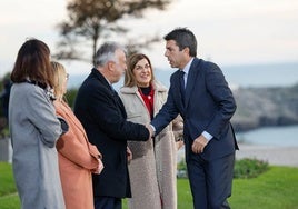 Carlos Mazón saluda al ministro Ángel Víctor Torres a su llegada este viernes a la Conferencia de Presidentes.