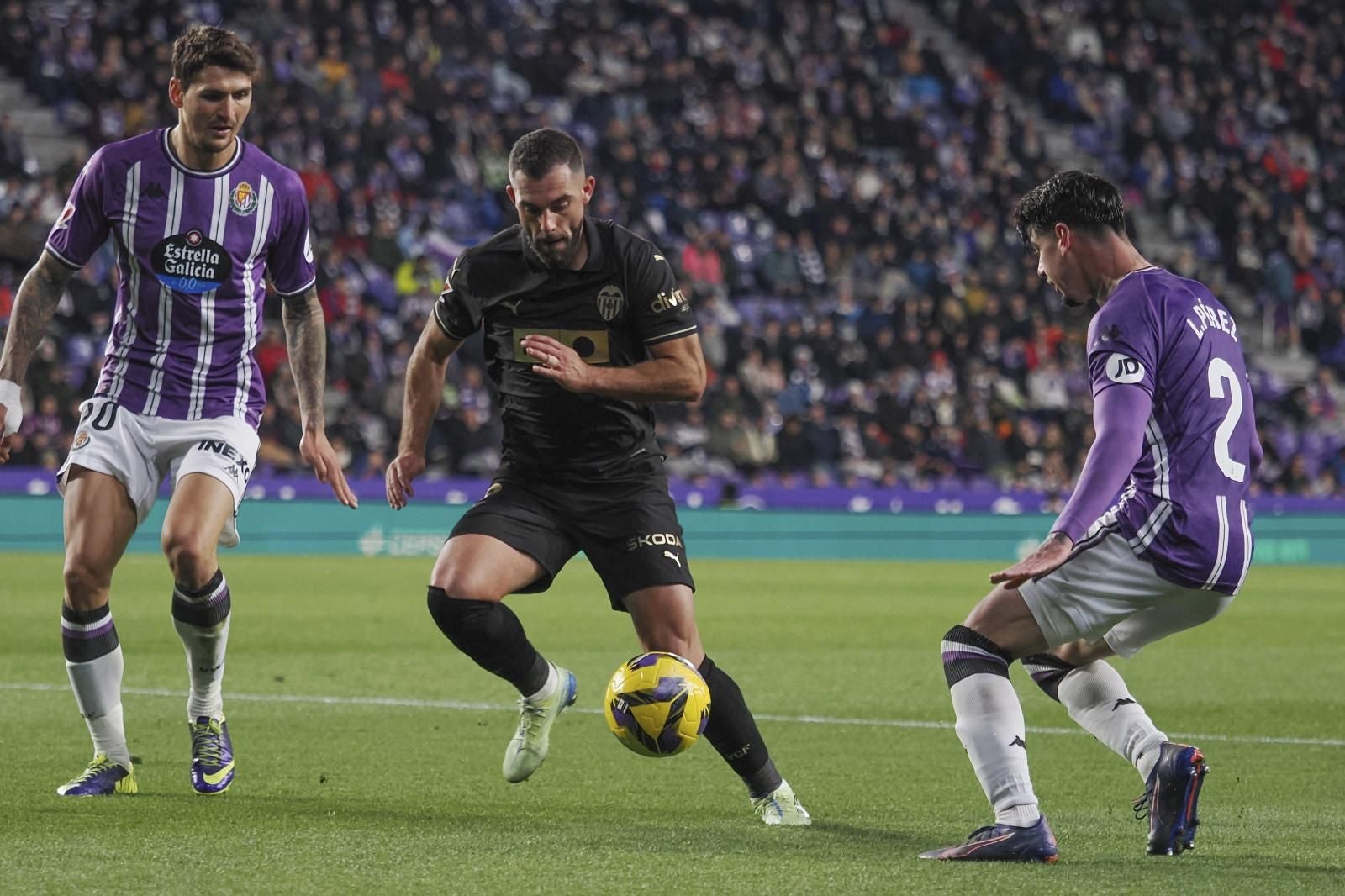 FOTOS | El Valencia CF pierde en Valladolid y ya es colista