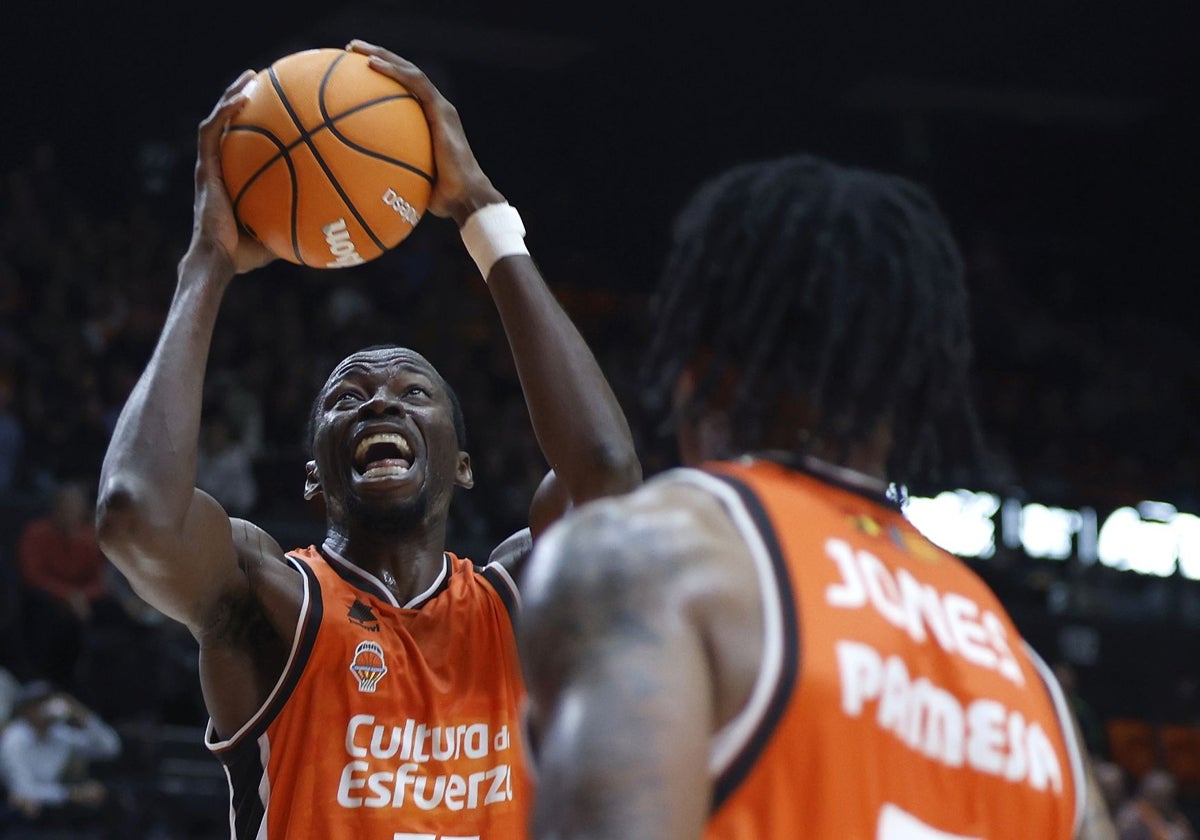 Amida Brimah, durante el partido entre el Valencia Basket y La Laguna Tenerife.