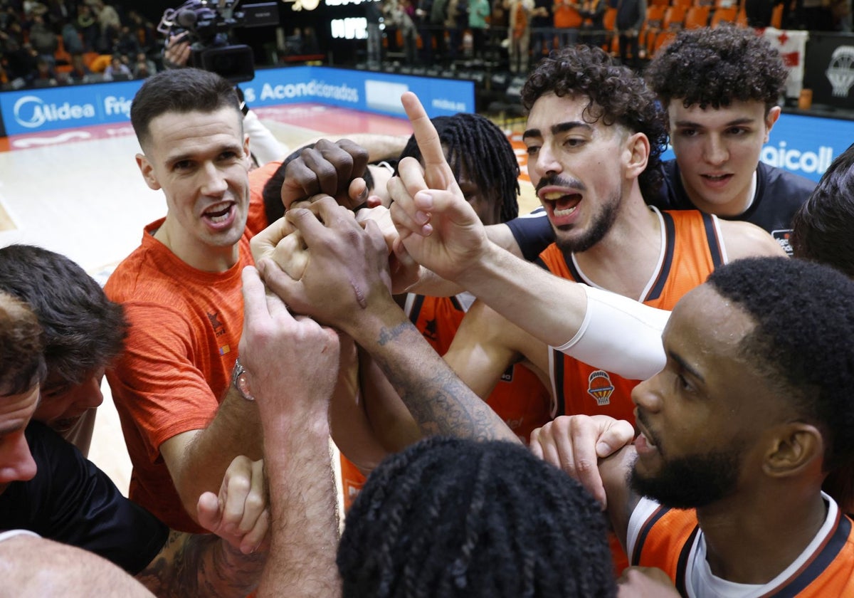 Los jugadores del Valencia Basket celebran la victoria ante La Laguna Tenerife.