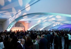 Momento del cóctel antes de la cena en el Museo de las Ciencias Príncipe Felipe.