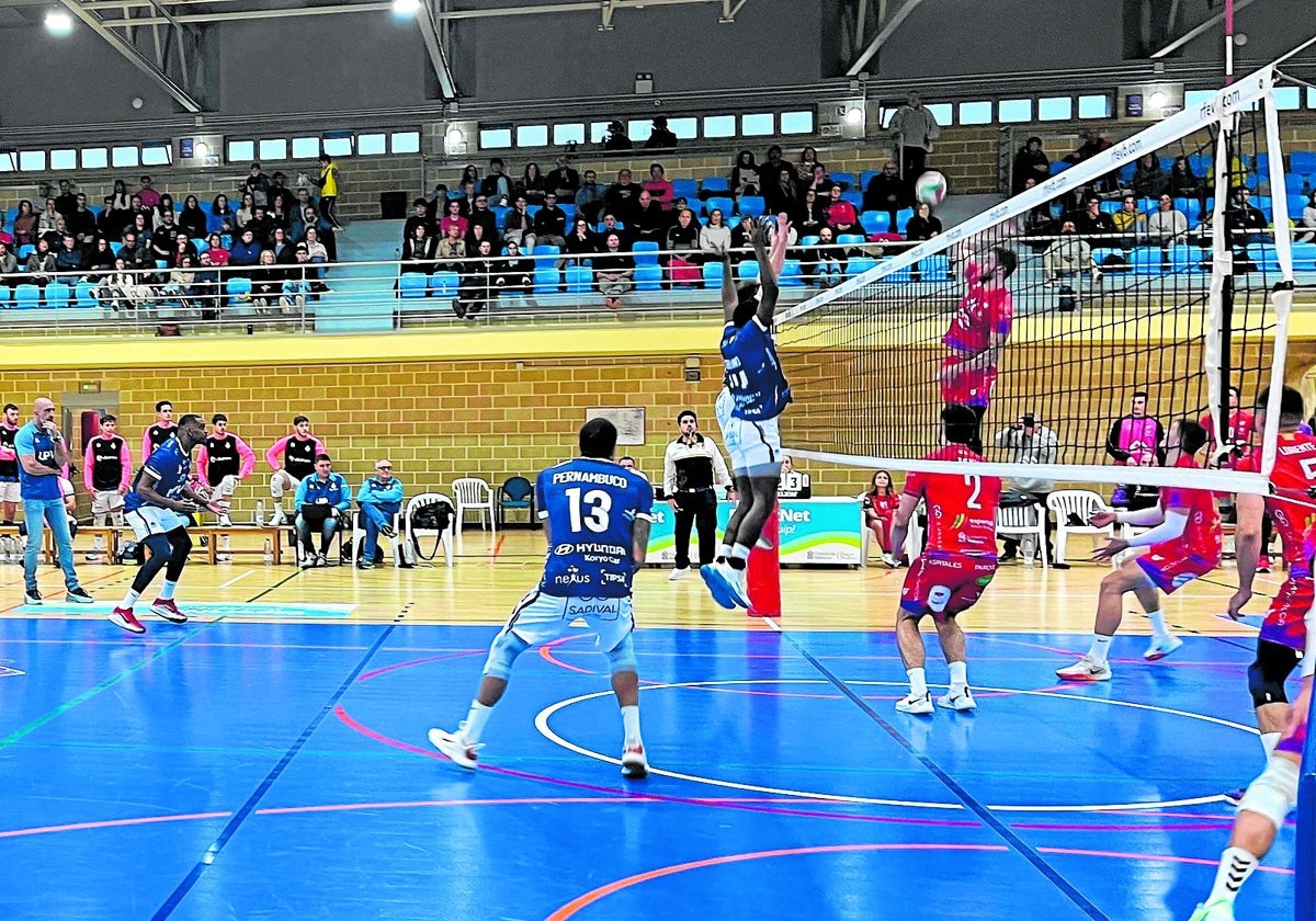 Los jugadores del UPV Léleman Conqueridor y el Conectabalear, durante el partido de este sábado en Manacor.