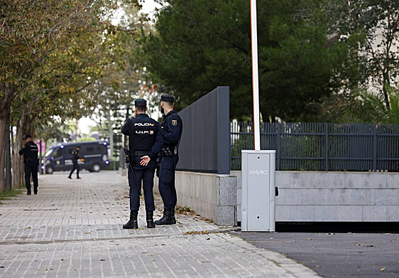 Dos agentes, en la salida del parking de la Ciudad de la Justicia.