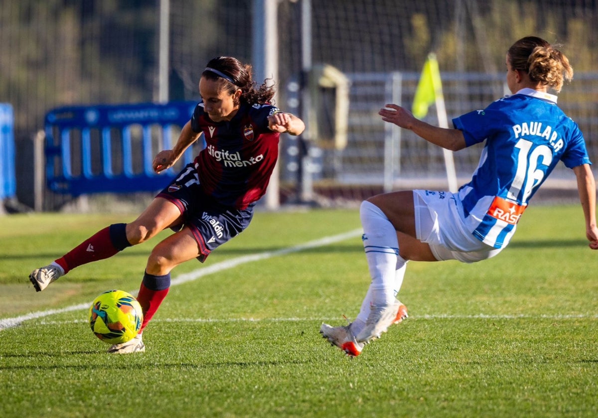 Alharilla supera a una rival durante el partido de este domingo en Buñol.