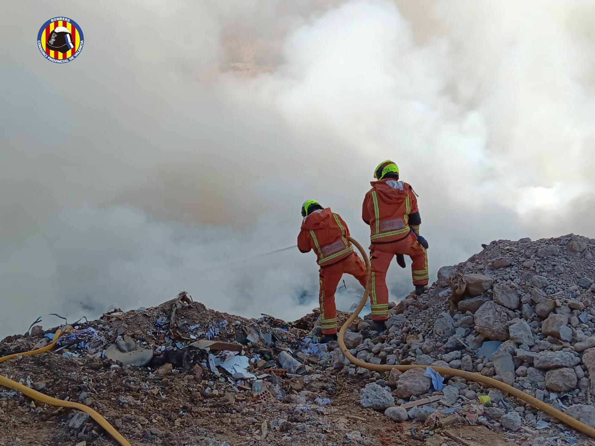 Fotos del incendio en un vertedero en Alberic