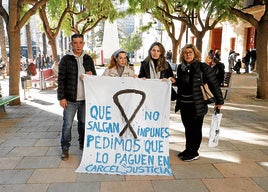 De izquierda a derecha: Juan José Monrabal, Susana, Rosa Álvarez y Lilian familiares de los fallecidos en la dana, en Catarroja