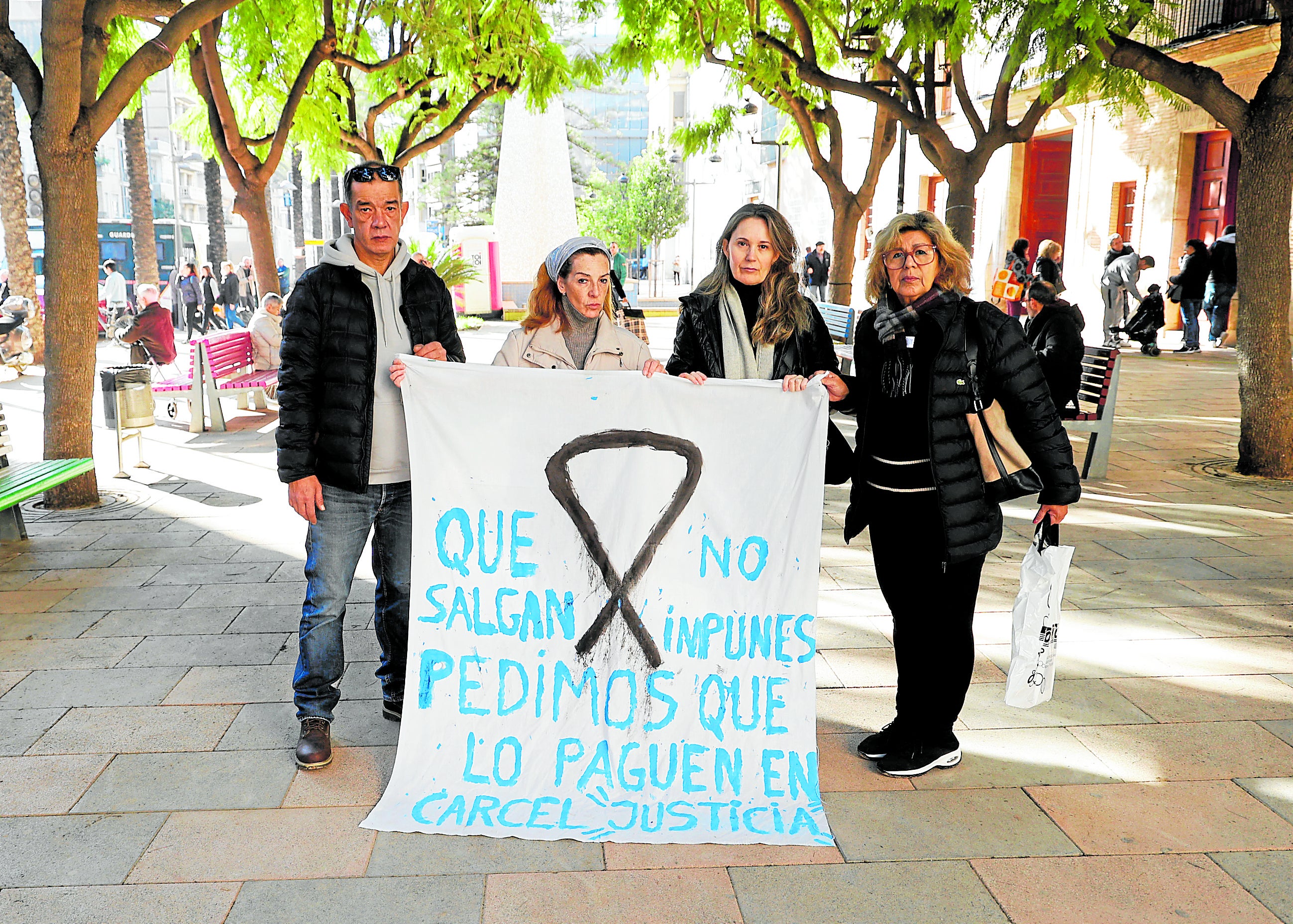 De izquierda a derecha: Juan José Monrabal, Susana, Rosa Álvarez y Lilian familiares de los fallecidos en la dana, en Catarroja