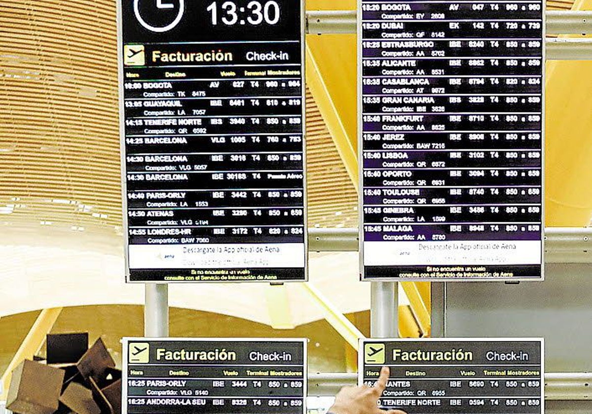 Carteles informativos en el aeropuerto de Madrid.