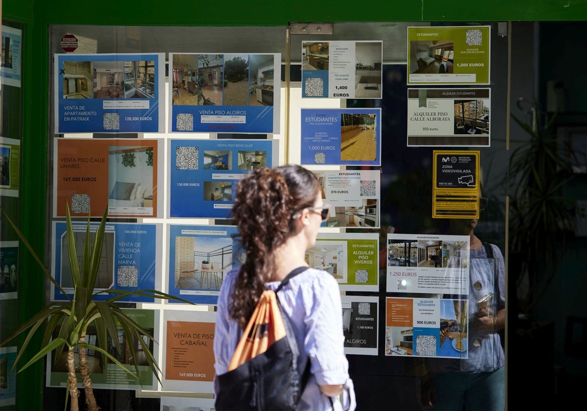 Una joven mira anuncios de vivienda en Valencia.