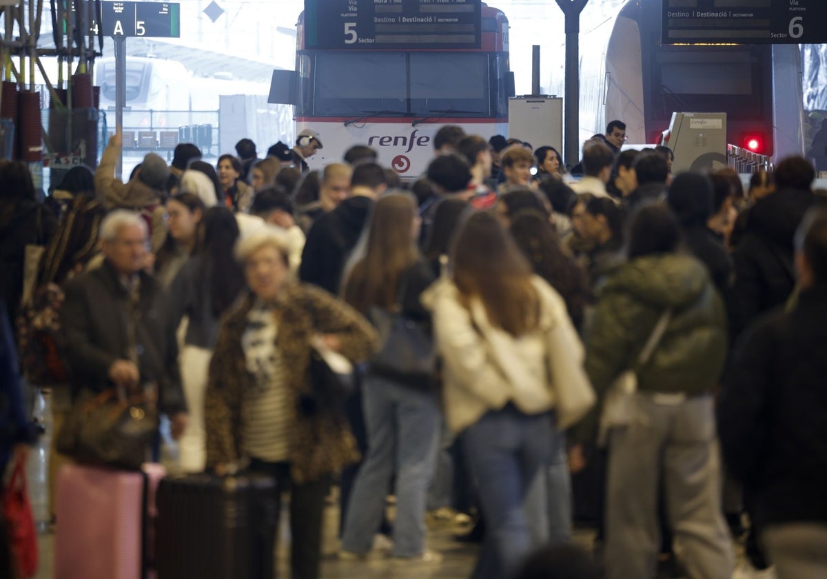 Viajeros en la estación del Norte.