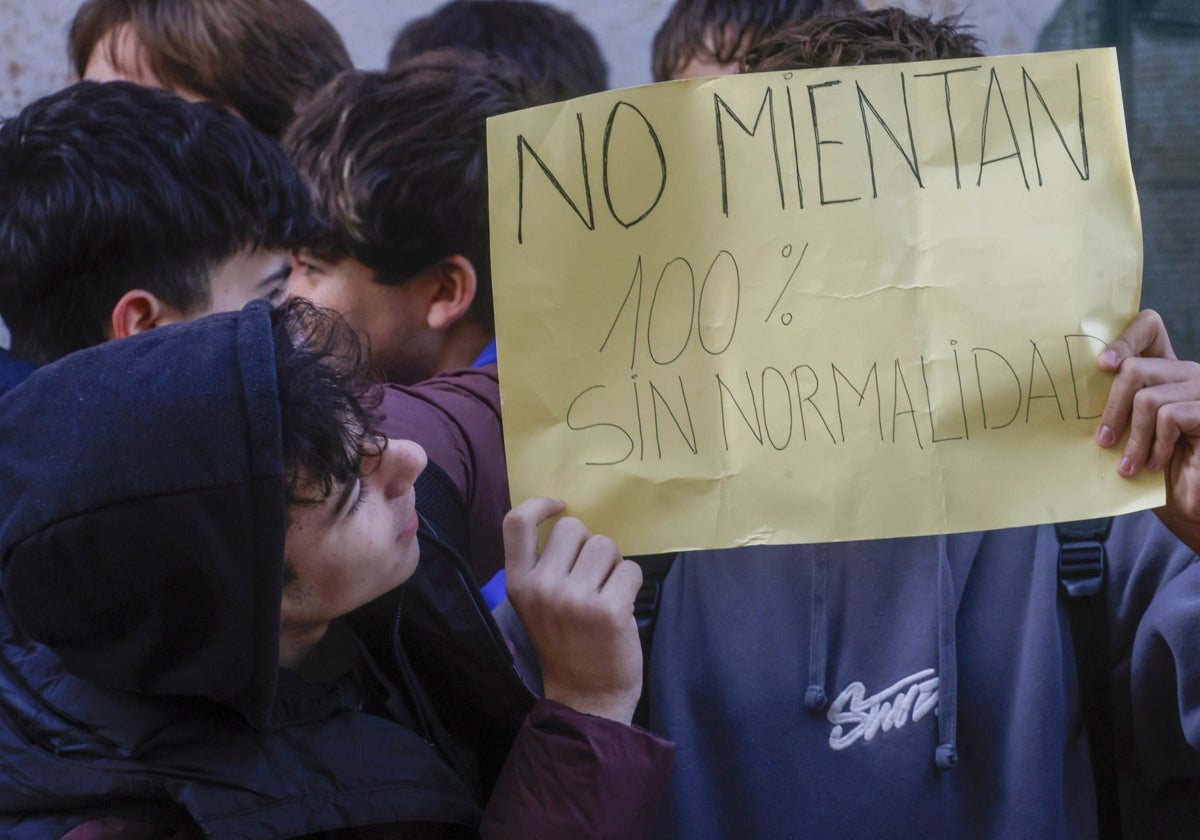 Una de las pancartas de la protesta convocado a las puertas del IES Belenguer Dalmau de Catarroja, devastado por la dana.