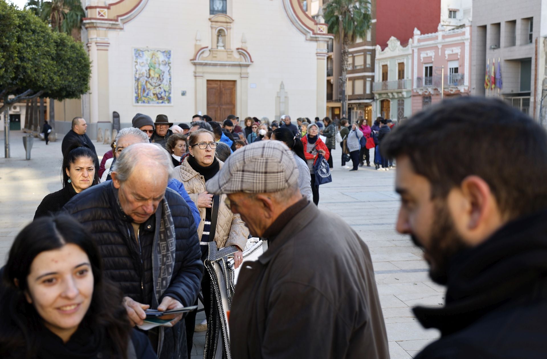 Cola a las puertas del ayuntamiento de Alfafar para pedir cita y volver otro día para tramitar la ayuda de Amancio Ortega.