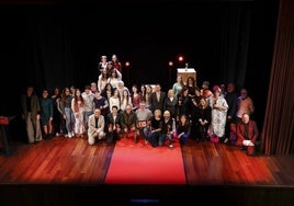 Los galardonados en el Concurs de Teatre Vila de Mislata, junto al alcalde, Carlos Fernández Bielsa.