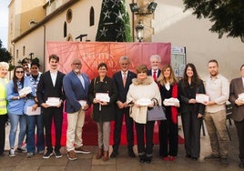 Personas y entidades reconocidas en estos premios posan con el alcalde, Salva Torrent.