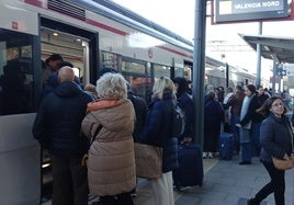 Usuarios del tren, en la estación de Xàtiva este lunes.