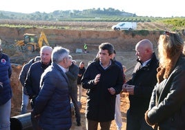 El presidente Carlos Mazón, este lunes en Godelleta, donde ha hablado de los centros escolares afectados por la dana.