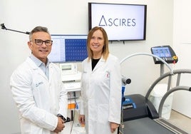 El doctor Miguel Ángel Buil, jefe de la Unidad de Medicina Deportiva de Ascires, con la doctora Alicia Maceira, cardióloga y directora médica de Ascires.